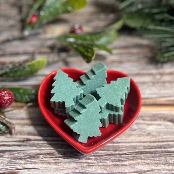 Handmade Mini Soaps - Christmas Trees in a heart shape porcelain dish - PINE - Picture 3 of 3